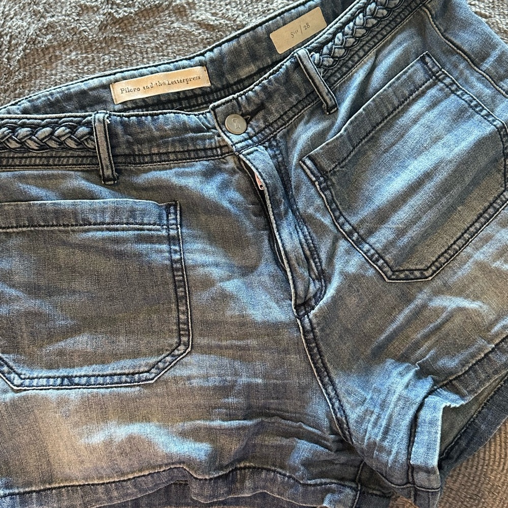 Denim short with braid detail on waist band and sailor pockets
